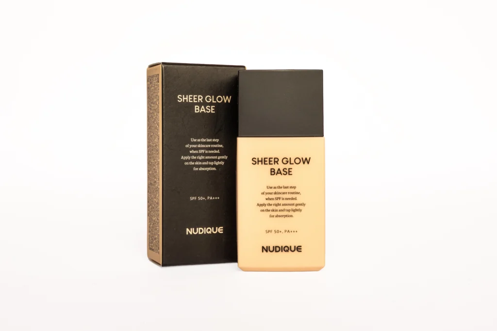 NUDIQUE SHEER GLOW BASE -  נודיק - איפור בסיס בכיסוי קל למראה זוהר