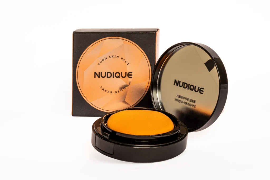 NUDIQUE SOON SKIN SHEER GLOW PACT - נודיק סון סקין - פודריה למראה זוהר בכיסוי קל - גוון 23 בז' טבעי